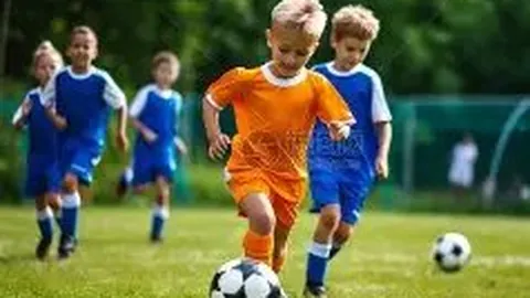 多特队中坚连续三场遭弃用，粉丝调侃：他的速度比老太太多呢